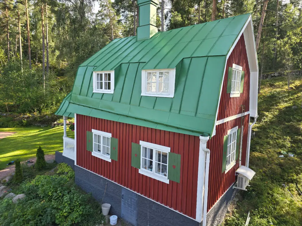Vihreäkattoisen punaisen puutalon maalaus Naantalissa - ColoRajaton
